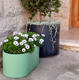 אדנית נירוסטה בלקוני ירוקה נמוכה ואדנית בלקוני עגולה גבוהה בבית פרטי