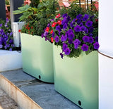 אדנית נירוסטה בלקוני גבוהה 50 ס"מ צבועה בירוק במסעדה