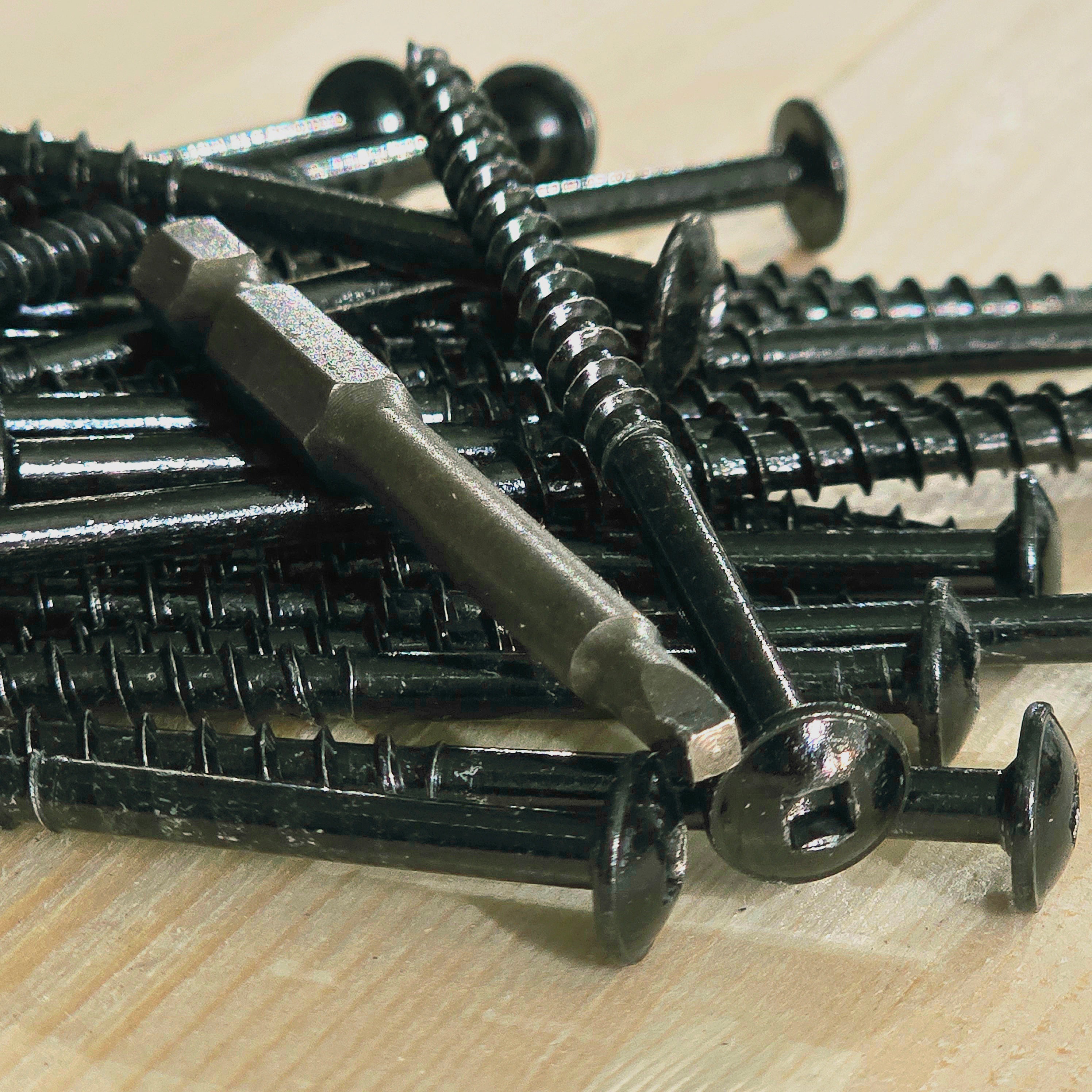 ברגים וביט תואם המסופקים עם המולטי פרגולה